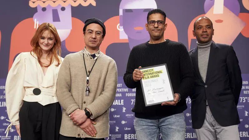 Berlinale Amnesty-Filmpreis-Gewinner: Jurymitglied Lea van Acken, Regisseur Burhan-Qurbani-Amr-Gamal, Markus Beeko; Februar 2023