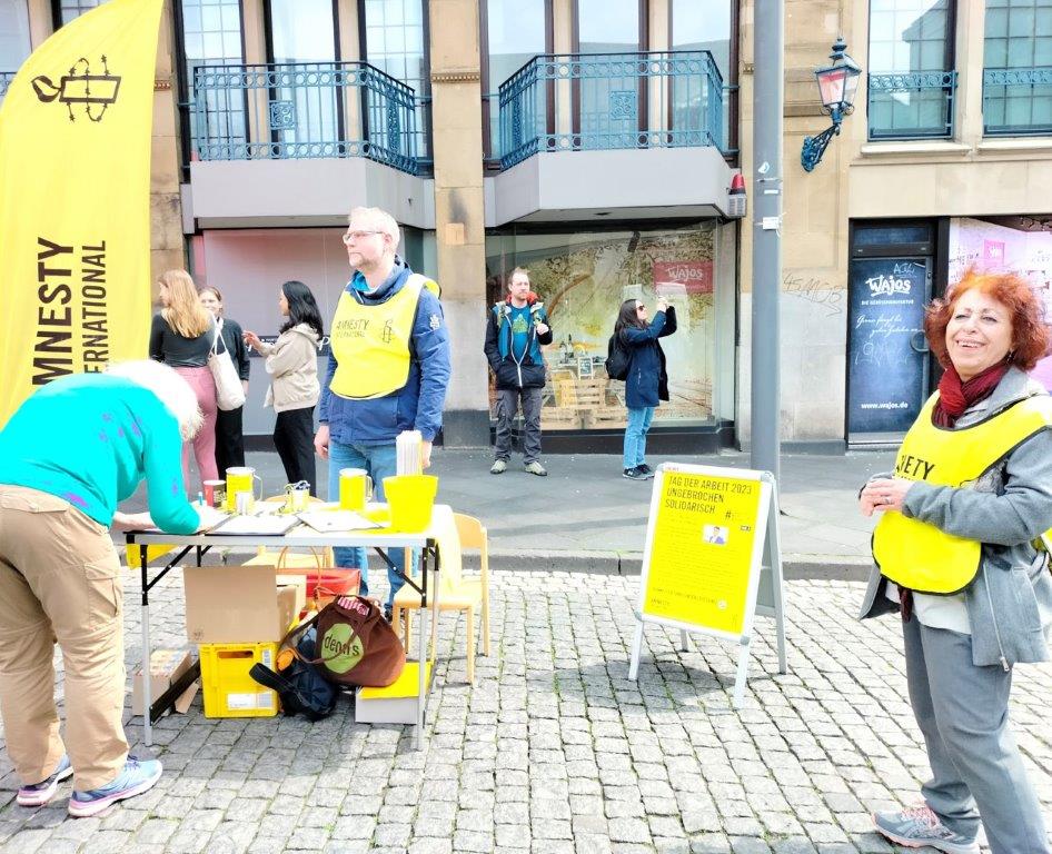 Amnesty-Infostand zum ersten Mai auf dem Aachener Katschof