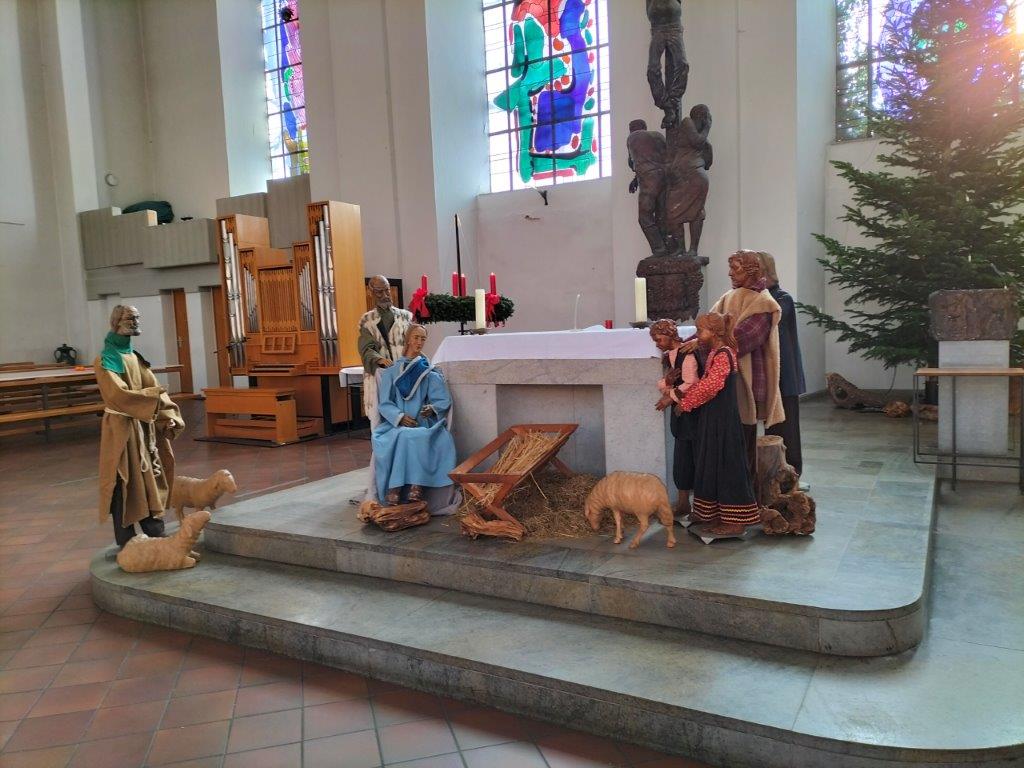 Weihnachtskrippe vor dem Altar in St. Peter, Aachen.