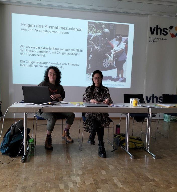 Blanca und Sofia berichten in der VHS Aachen über die Lage von Frauen und Mädchen in El Salvador.