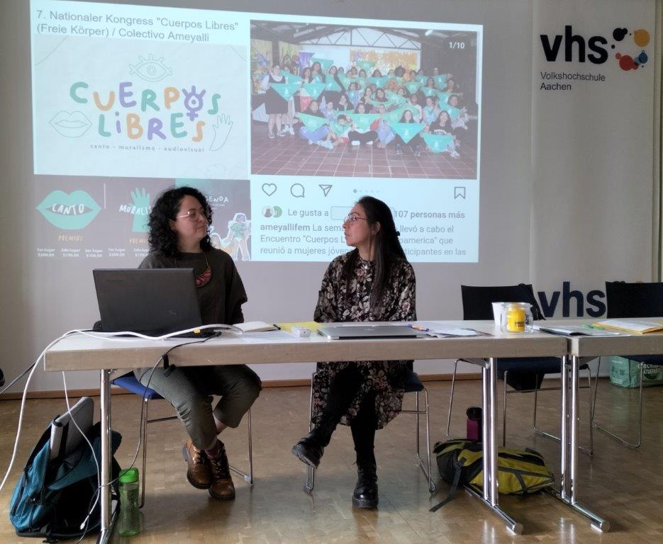 Blanca und Sofia berichten in der VHS Aachen über die Lage von Frauen und Mädchen in El Salvador.