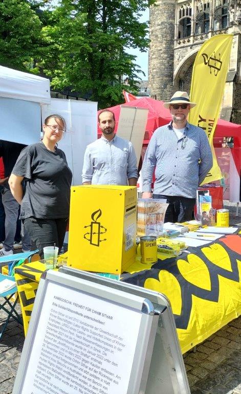 Amnestymitglieder am Infostand auf dem Katschhof