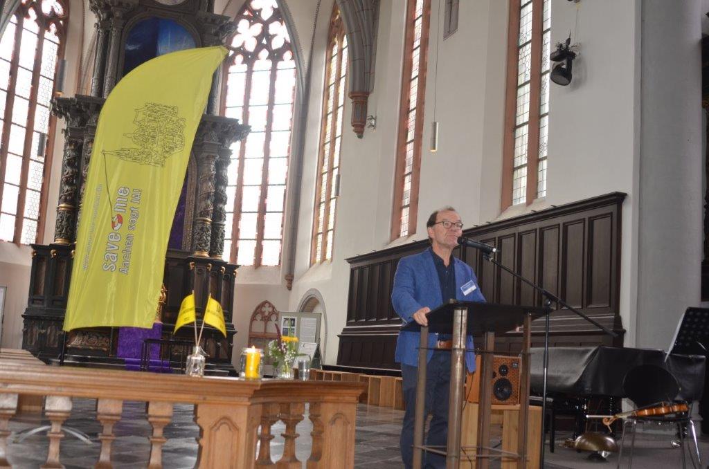 Timotheus Eller steht am Pult im Altarraum der Citykirche und begrüßt die Anwesenden.