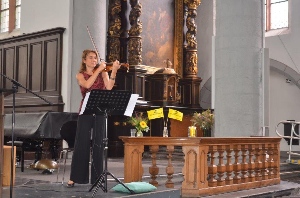 Nina Leonards steht im Altarraum der Citykirche und spielt Geige.