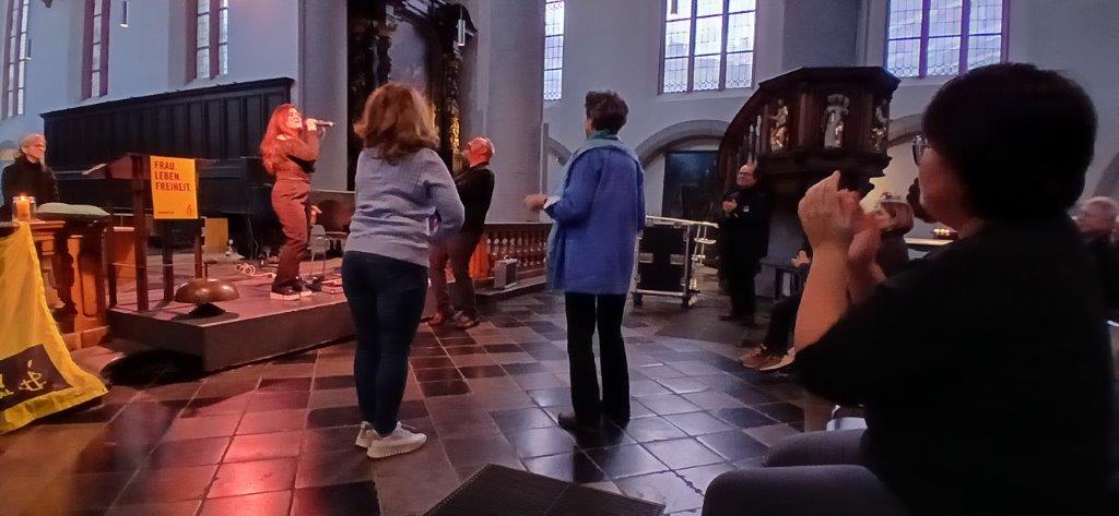 Altarraum der Citykirche. Es wird Gitarre gespielt und Gesungen. Das Publikum klatscht mit, einige Personen sind aufgestanden und tanzen.