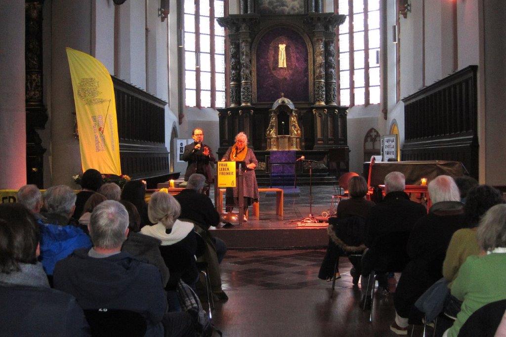 Blick aus über die vollbesetzten Stuhlreihen in den Altarraum der Citykirche. Dort sprechen zwei Personen vor dem Publikum.