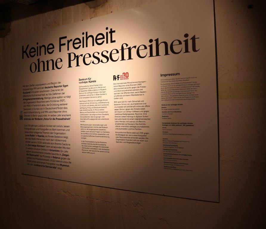 Eine Infotafel zu einer Ausstellung mit eingem Text und der Überschrift "Keine Freiheit ohne Pressefreiheit".