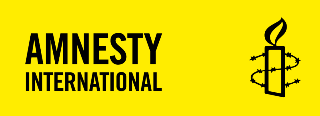 Logo von Amnesty International (Schriftmarke und Kerze mit Stacheldraht) schwarz auf gelbem Hintergrund.