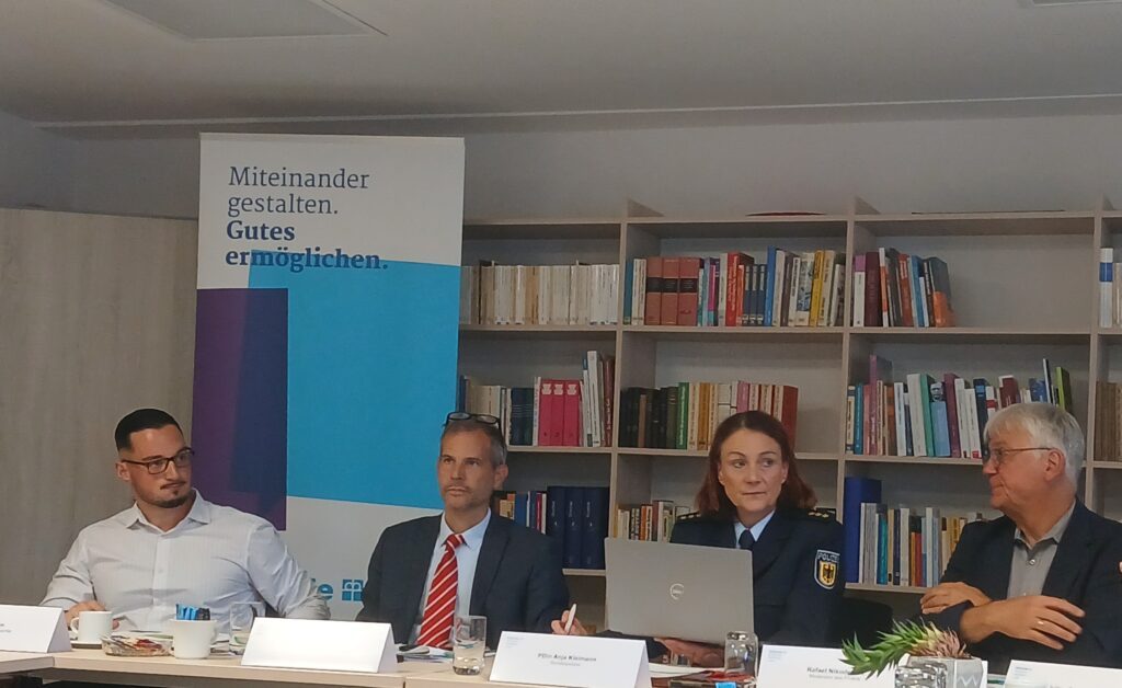 Auf dem Foto von links nach rechte: Abschiebebeobachter Mert Sayim, Dr. Kamp aus dem Flüchtlingsministerium, Polizeidirektorin Anja Kleimann und der Moderator des Flughafenforums (FFiNW) Rafael Nikodemus.