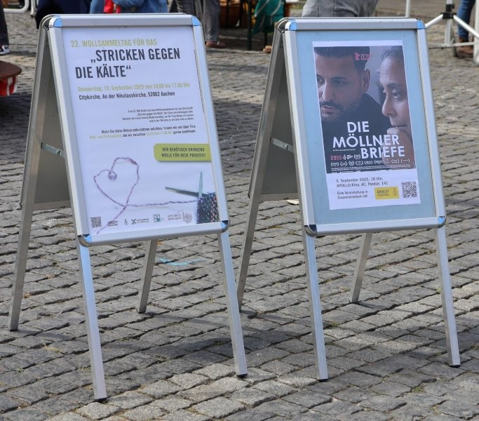 Zwei Plakataufsteller mit Plakaten zum 22. Wollsammeltag am 19.9. in der Citykirche, eines zum Film "Die Möllner Briefe"