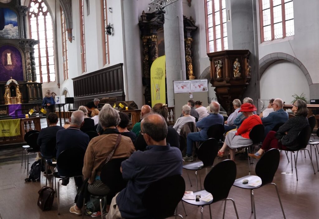 Blick über das Publikum in den Altarraum der Citykirche während dem Vortrag.