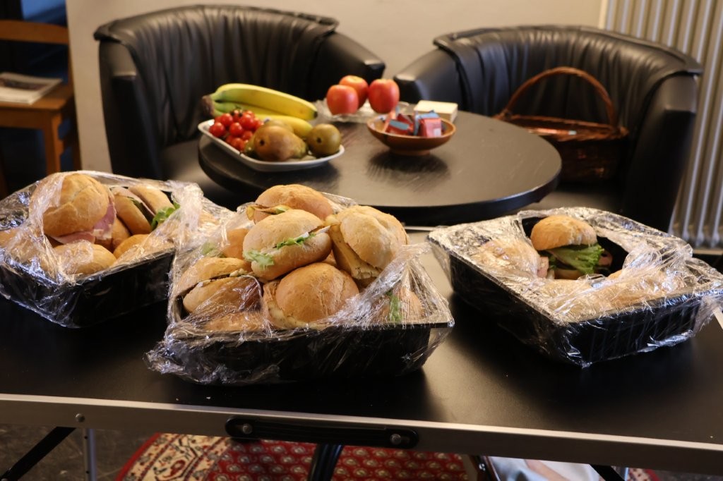 Belegte Brötchen und Obst stehen zur Stärkung bereit.